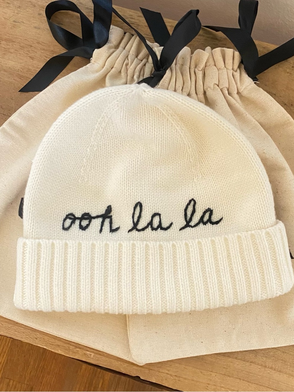 kate ♠️ Spade Cream Beanie with Black "ooh la la" Embroidery - Picture 11 of 11